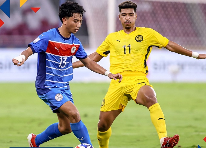 U23 Malaysia (áo vàng) phải thắng với cách biệt 3 bàn mới giành ngôi đầu 