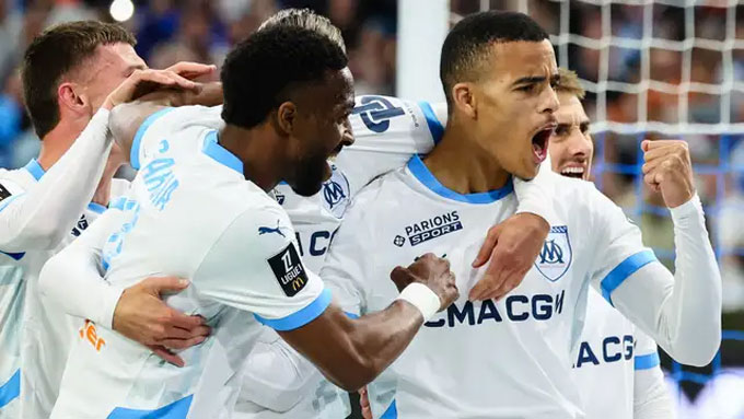 Greenwood ăn mừng cùng các đồng đội sau khi lập hat-trick giúp Marseille thắng 5-0