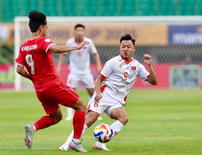 Thái Sơn (áo trắng) và các đồng đội cần bảo toàn lực lượng sau vòng đấu bảng. Ảnh: Anh Khoa