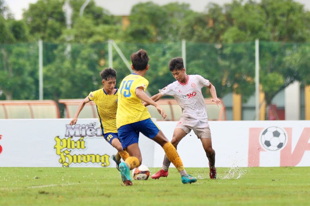 U15 Đồng Tháp (áo vàng) gây sốc khi đả bại Thể Công Viettei I