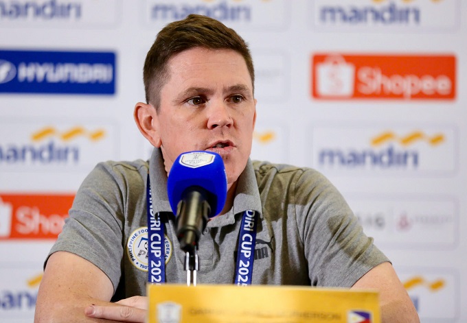 HLV Garrath McPherson trong buổi họp báo. Ảnh: Anh Khoa