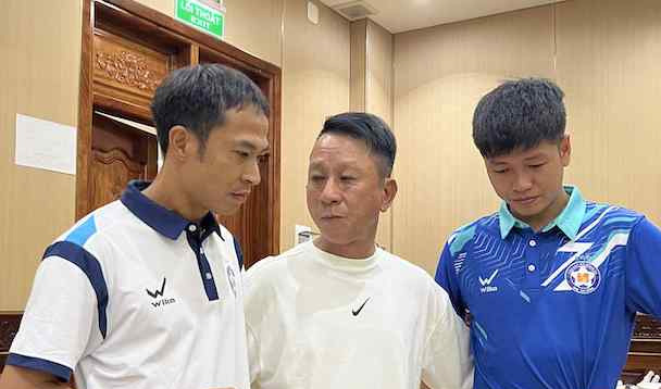 HLV Văn Sỹ Sơn trò chuyện cùng HLV Lê Đức Tuấn và cầu thủ của SHB Đà Nẵng vào tối 24/7. Ảnh: Tuấn Thành