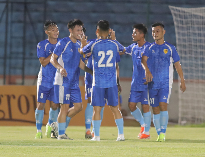 HLV Sỹ Sơn khá bi quan về tình hình của CLB Quảng Nam. Ảnh: Đức Cường