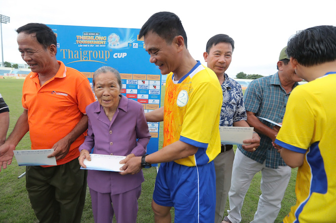 50 triệu đồng thu được đã chuyển đến các gia đình chính sách. Ảnh: Đình Viên