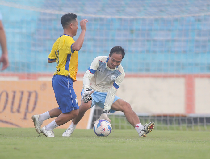 HLV Lê Đức Tuấn trong vai trò thủ môn. Ảnh: Đình Viên