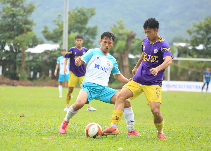 Các cầu thủ Hà Nội (áo tím) đã vào bán kết. Ảnh: Trung Đặng 