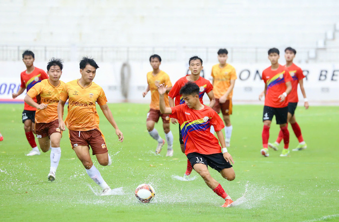 Trận đấu giữa U21 HAGL I và U21 TP.HCM (áo đỏ) như một trận thuỷ chiến. Ảnh: Trung Đặng