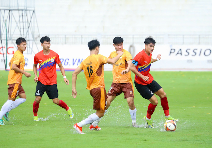 Các cầu thủ trẻ TP.HCM (áo đỏ) đã giành vé vào bán kết. Ảnh: Trung Đặng 