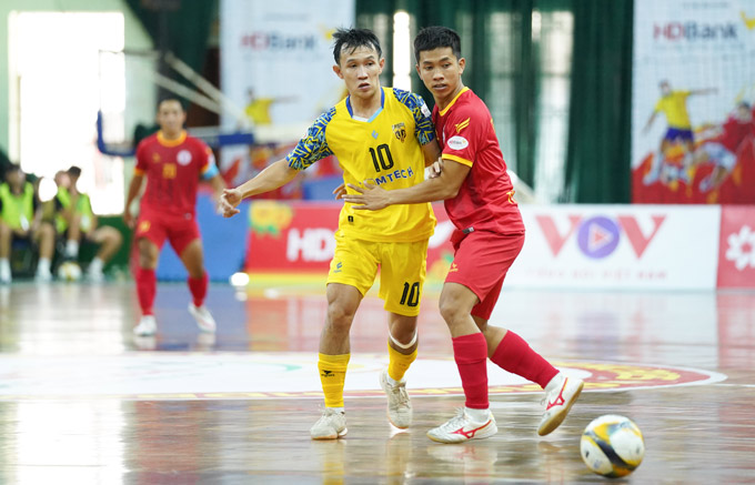 Ala Lý Đăng Hưng của Sài Gòn Titans (áo vàng) và đồng đội đã hoà Tân Hiệp Hưng