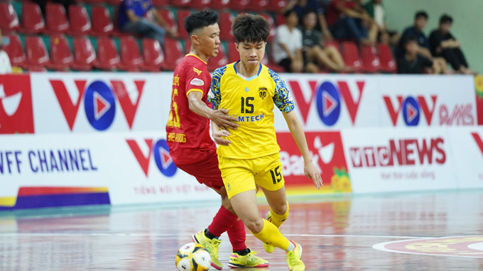 Tân Hiệp Hưng (áo đỏ) sẽ gặp Thái Sơn Nam ở lượt cuối cùng