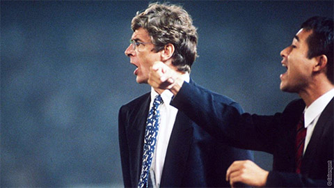 Arsene Wenger phải giấu trái bóng vì sợ các cầu thủ Nhật Bản… tập đến chết!