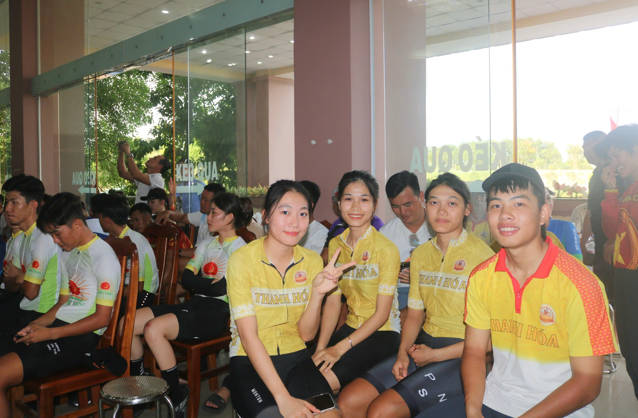 Các VĐV háo hức chờ trao giải tại lễ trao thưởng nội dung xe đạp địa hình, Giải vô địch xe đạp đường trường và địa hình quốc gia năm 2025