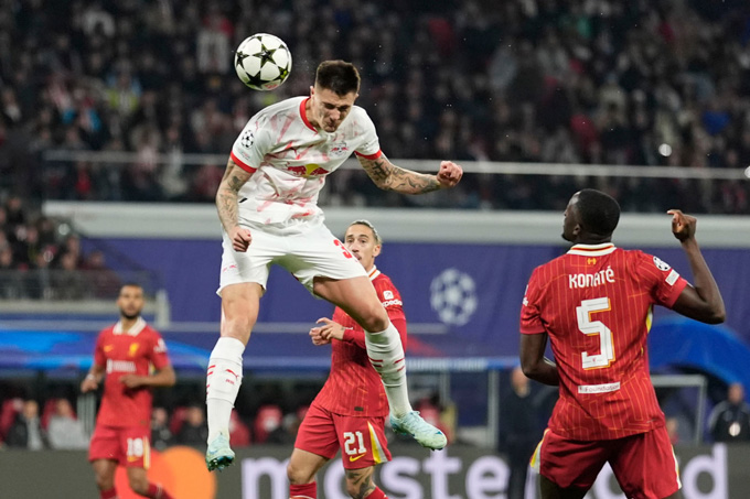 Sesko tuy chưa có kinh nghiệm ở Premier League nhưng đã chứng minh được năng lực tốt hơn Hojlund lúc chưa cập bến MU