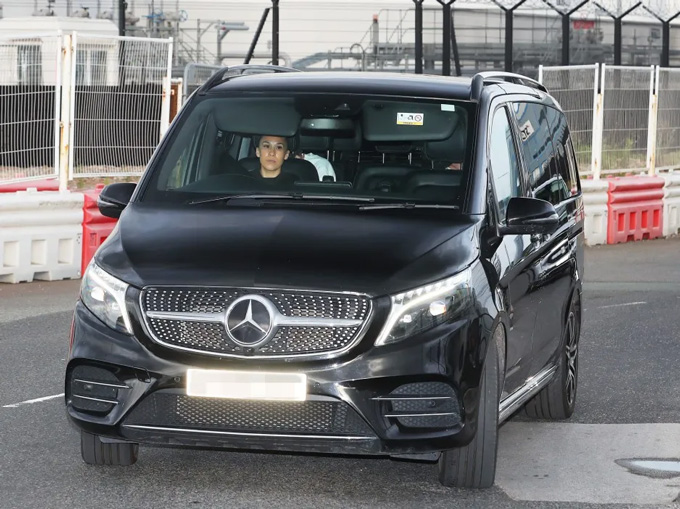 Sesko di chuyển trên một chiếc xe van để đến Carrington