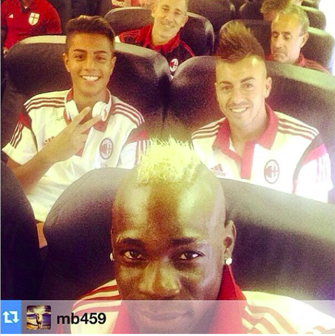 Hachim Mastour (trái, hàng sau) trong một lần đi thi đấu cùng Milan