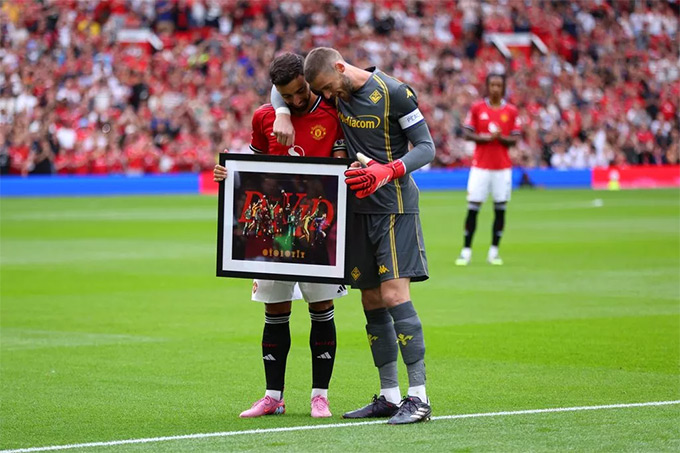 De Gea nhận bức ảnh kỷ niệm từ đội trưởng Bruno Fernandes
