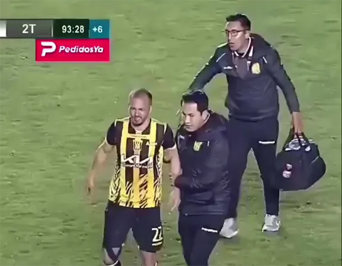 Các bác sỹ trợ giúp Godoy khỏi sân