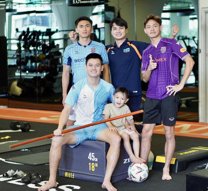 Vĩ Hào tập hồi phục cùng 2 đồng đội Việt Cường và Tấn Tài. Ảnh: FBNV 