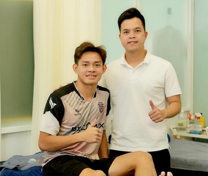 Bùi Vĩ Hào và bác sĩ Trần Huy Thọ. ảnh: FBNV