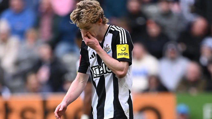 Newcastle méo mặt vì Anthony Gordon