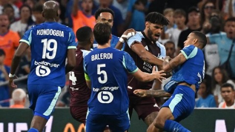 Greenwood bị Tyrone Mings xé rách áo Greenwood bị Tyrone Mings xé rách áo