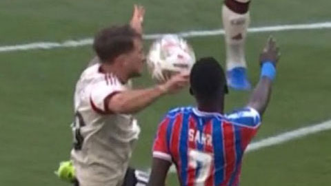 Liverpool thoát được quả penalty rõ ràng? Liverpool thoát được quả penalty rõ ràng?