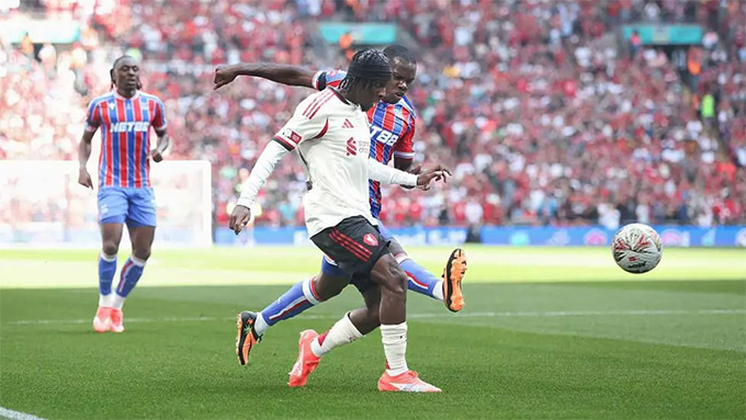 Frimpong sẽ mang tới phong cách mới cho hành lang cánh của Liverpool