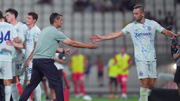 Tuổi trung bình hàng thủ Inter xấp xỉ 30, với Acerbi (37 tuổi), Darmian (35) hay De Vrij (33) 