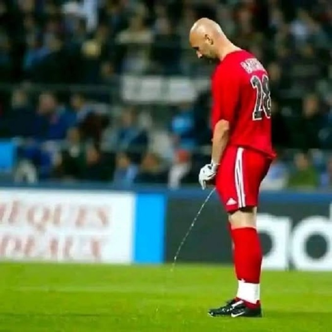 Không ai hiểu sao Barthez dám đi tiểu trên sân