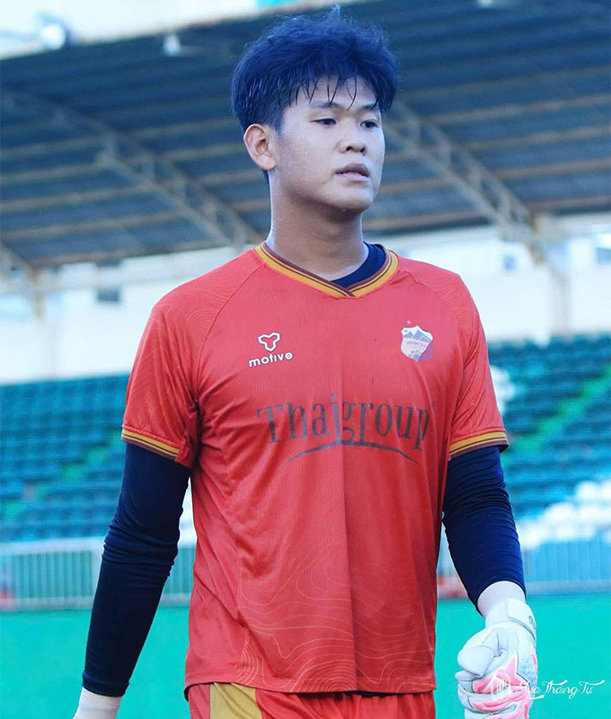 Thủ môn sở hữu chiều cao gần 2m00, Nguyễn Vũ Khang được HAGL đăng ký vào danh sách thi đấu V.League 2025/26 - Ảnh: Mưa tháng tư