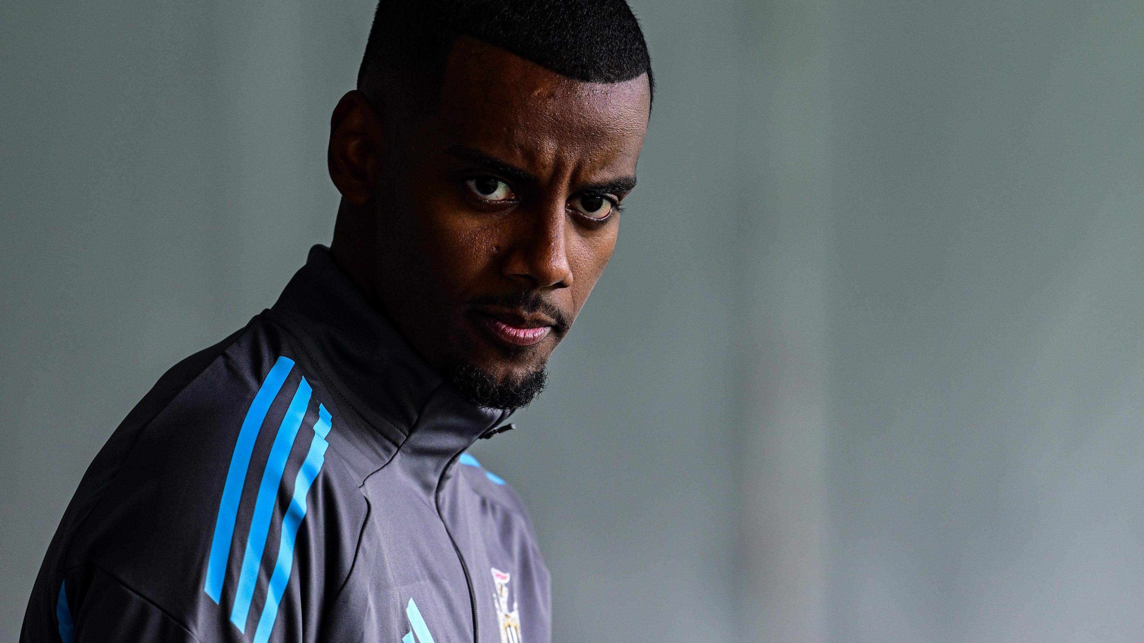 Alexander Isak vẫn chưa biết tương lai của mình trước trận mở màn Premier League 2025/26 gặp Aston Villa 