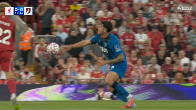 Senesi cố tình chơi bóng bằng tay khá rõ