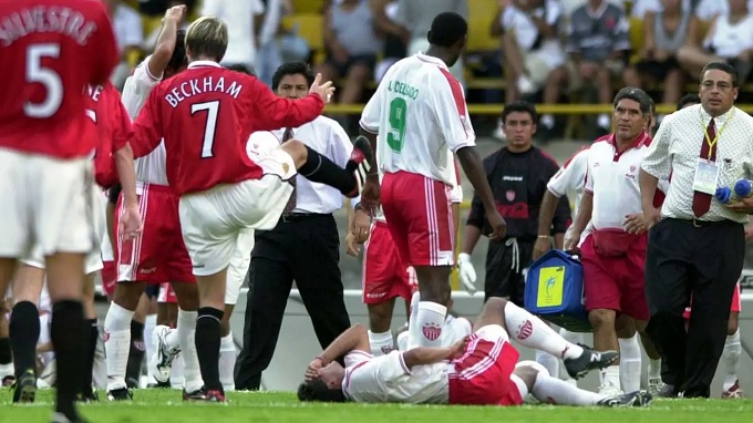 Beckham lại dính thẻ đỏ