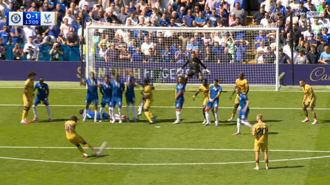 Cú đá phạt sấm sét của Eze