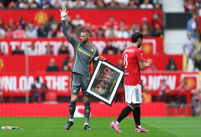 De Gea vẫy tay chào các fan MU