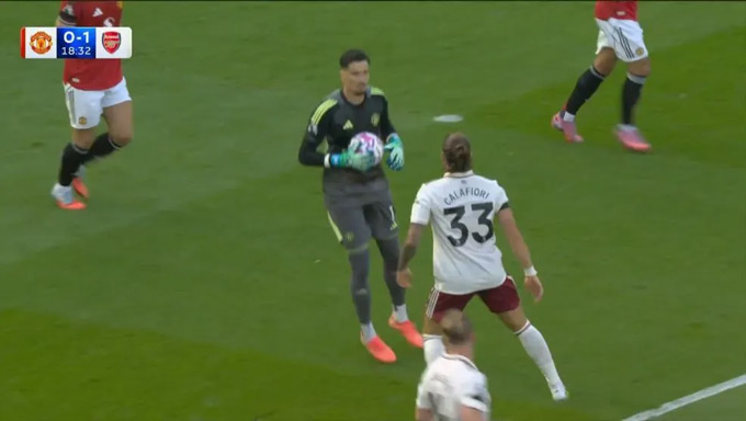 Calafiori đứng chắn trước thủ thành Bayindir