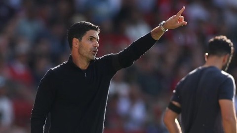 Huyền thoại MU bắt con gái bỏ áo đấu của Arsenal