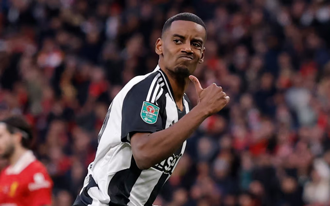 Isak muốn rời Newcastle cũng chẳng xong