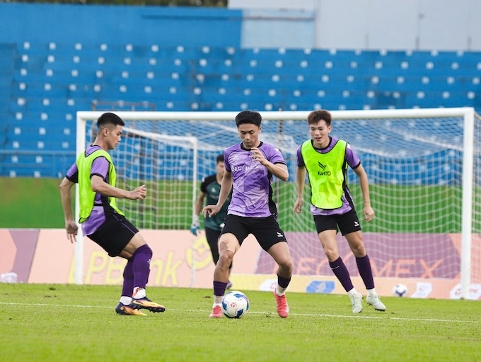 Becamex TP.HCM chuẩn bị cho cuộc tiếp đón CAHN. Ảnh: Hoàng Tùng