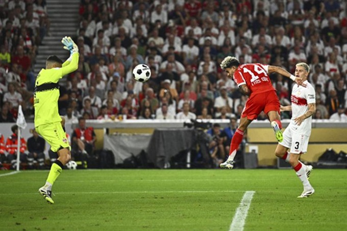 Luis Diaz đánh đầu tung lưới Stuttgart ở trận Siêu cúp Đức hôm 16/8