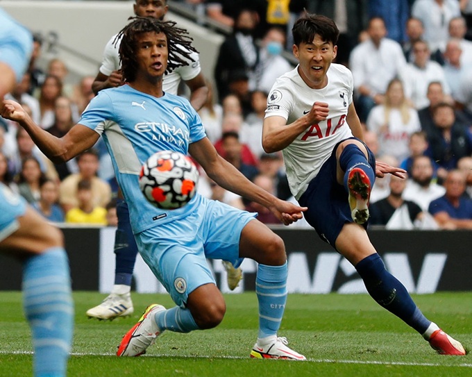 Son Heung-min ghi bàn hạ Man City tại vòng 1 Premier League 2021/22. Nhưng tới cuối mùa đội bóng của Guardiola vẫn lên ngôi vô địch