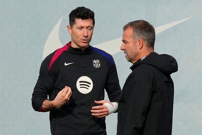 HLV Hansi Flick của Barca hỏi han tình hình sức khỏe của trò cưng Lewandowski