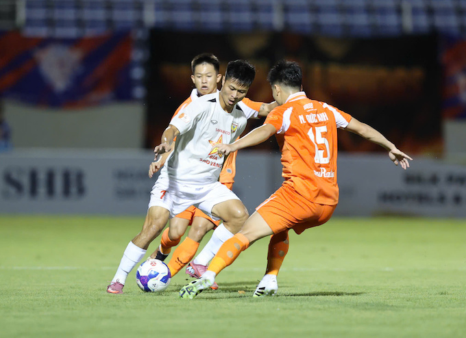 Cả hai đội chơi cù cưa gần suốt trận đấu mà không có bàn thắng nào được ghi - Ảnh: Phi Hải 