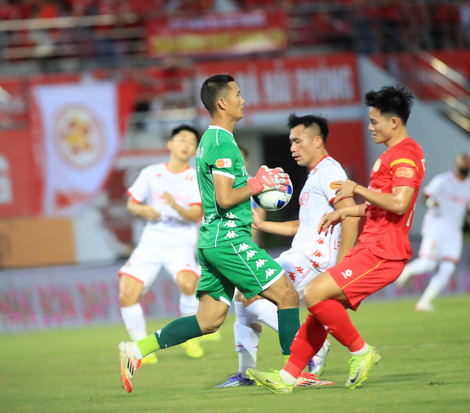 Một pha tấn công của PVF CAND trước khung thành thủ môn Đình Triệu - Ảnh: Phan Tùng