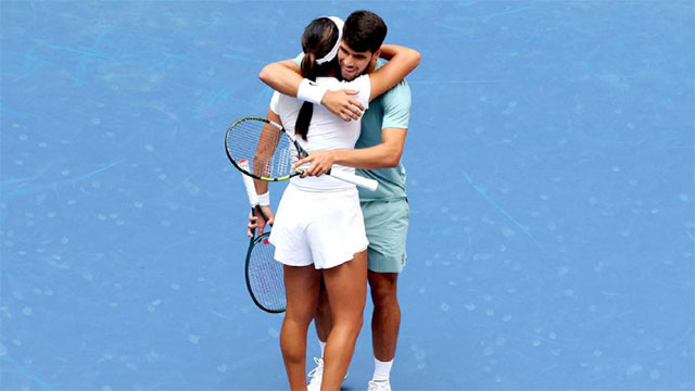 Raducanu và Alcaraz tỏ ra rất thân thiết trên sân