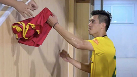 Tiến Linh suýt chấn thương  Tiến Linh suýt chấn thương