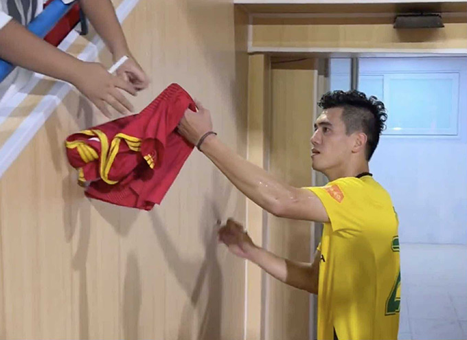 Tiến Linh suýt chấn thương 