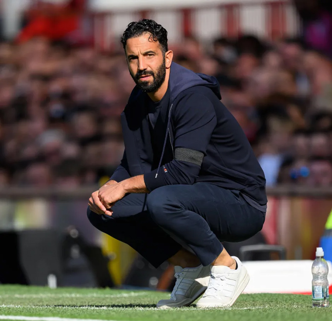 HLV Amorim khẳng định việc bán các cầu thủ trong "bomb squad" không ảnh hưởng tới kế hoạch mua tân binh của MU