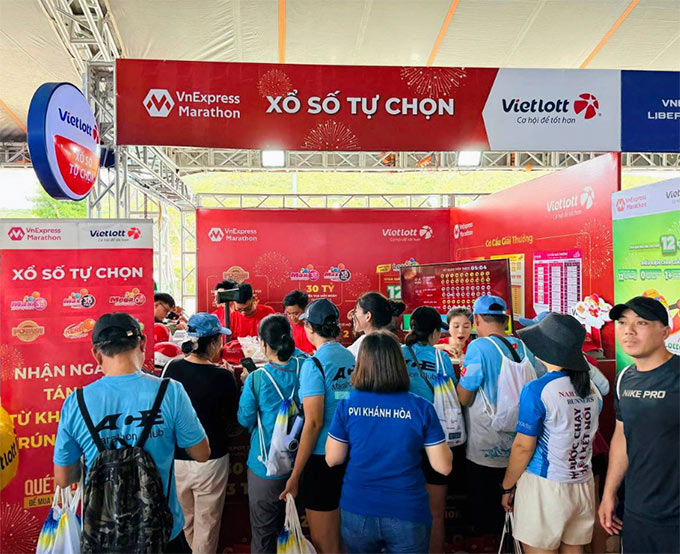 Đông đảo runner và khách tham quan gian hàng Vietlott tại VnExpress Marathon Libera Nha Trang 2025