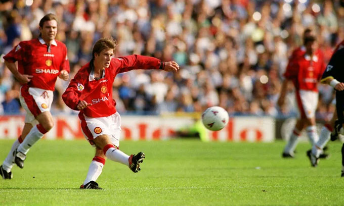 Hình ảnh quá đẹp về bàn thắng và cách tạo dạng của Beckham giúp Premier League được quảng bá rộng rãi